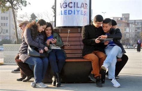 İ­s­t­a­n­b­u­l­­d­a­ ­t­e­l­e­f­o­n­ ­ş­a­r­j­ ­e­d­e­n­ ­b­a­n­k­l­a­r­ ­b­o­ş­ ­k­a­l­m­ı­y­o­r­